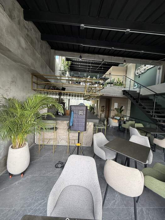 El salón de Alquimia Resto Bar de día, donde funciona Escencia.