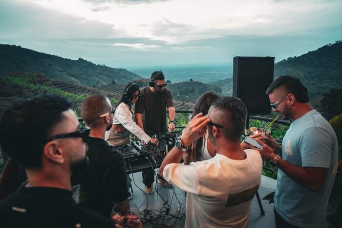 Público alrededor del set de DJ en un tardeo de Vivent en la montaña.