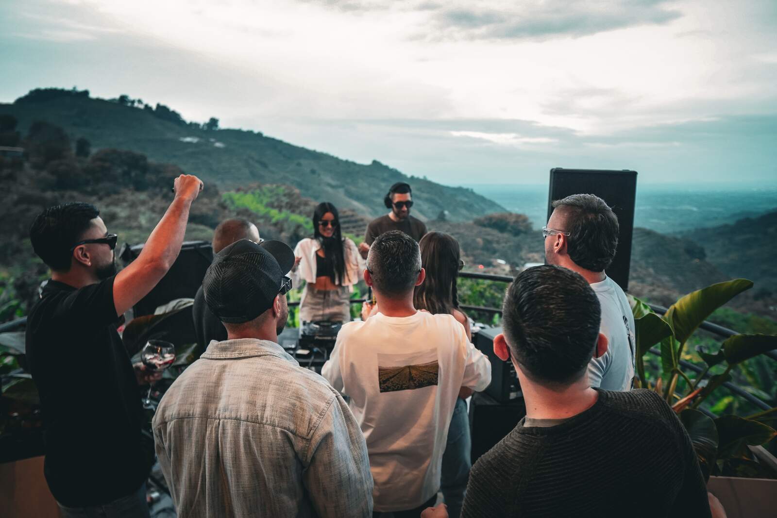 Tardeo de Vivent en las montañas del Quindío: el público frente al set de DJ.